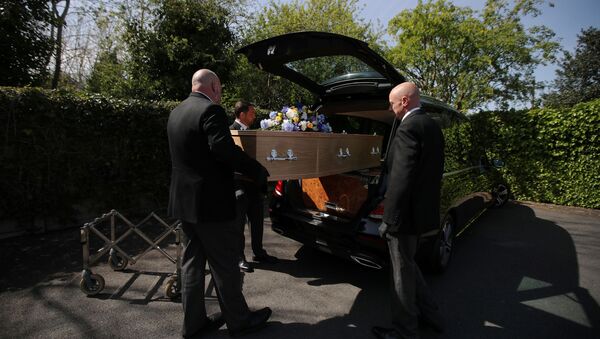 Pallbearers from Fowles Funeral Services place a coffin into a hearse for a funeral as the spread of the coronavirus disease (COVID-19) continues, Winsford, Britain, April 22, 2020 - Sputnik International
