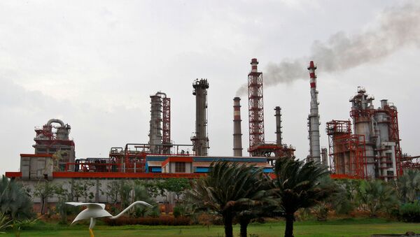 An oil refinery of Essar Oil, which runs India's second biggest private sector refinery, is pictured in Vadinar in the western state of Gujarat, India, October 4, 2016. - Sputnik International