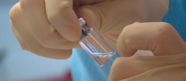 A scientist cleans vaccine vials at the Clinical Biomanufacturing Facility (CBF) in Oxford, Britain, April 2, 2020 - Sputnik International
