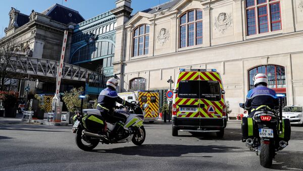 The ambulances escorted by police arrive at the Gare d'Austerlitz train station to evacuate patients from Paris region hospitals to Brittany, as the spread of the coronavirus disease (COVID-19) continues, in Paris, France 1 April 2020.  - Sputnik International
