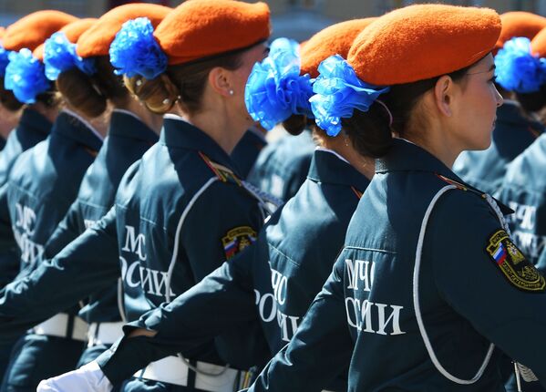 Beauties in Uniform: Stunning Russian Servicewomen During Victory Day Rehearsals - Sputnik International