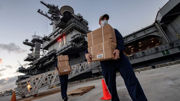 U.S. Navy sailors assigned to the aircraft carrier USS Theodore Roosevelt carry meals in Guam - Sputnik International