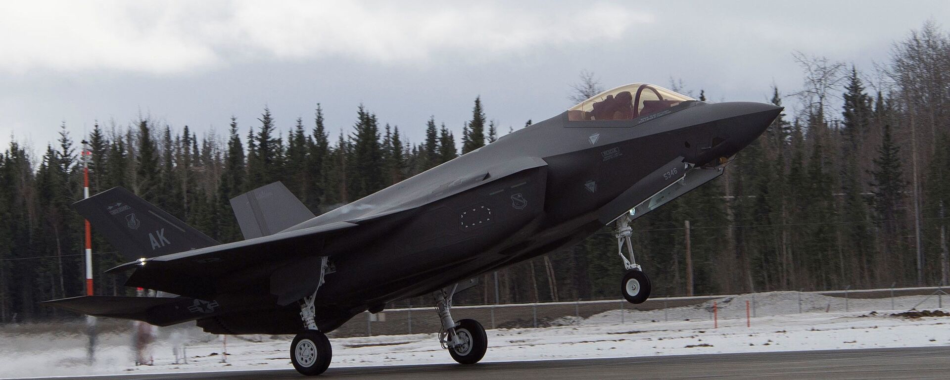 The first F-35A Lightning II assigned to the 354th Fighter Wing lands at Eielson Air Force Base, Alaska, April 21, 2020. A total of 54 F-35As will be stationed at Eielson AFB by the end of 2021, which will make Alaska the most concentrated state for combat-coded fifth-generation aircraft - Sputnik International, 1920, 11.02.2022