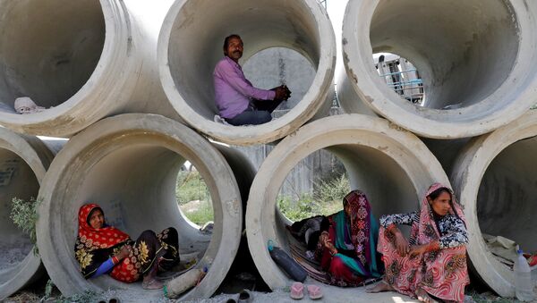 Migrant labourers rest in cement pipes during an extended nationwide lockdown to slow the spreading of coronavirus disease (COVID-19) in Lucknow, India, April 22, 2020.  - Sputnik International