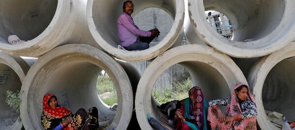Migrant labourers rest in cement pipes during an extended nationwide lockdown to slow the spreading of coronavirus disease (COVID-19) in Lucknow, India, April 22, 2020. Migrant labourers rest in cement pipes during an extended nationwide lockdown to slow the spreading of coronavirus disease (COVID-19) in Lucknow, India, April 22, 2020. - Sputnik International