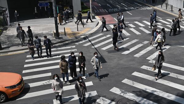Pedestrians wearing face masks cross the road in Seoul  - Sputnik International