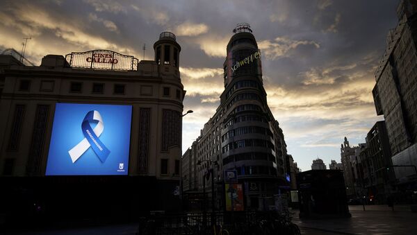 A screen shows a ribbon reading Thank you Madrid at Plaza del Callao square during the lockdown following the coronavirus disease (COVID-19) outbreak in Madrid, Spain, April 19, 2020. - Sputnik International