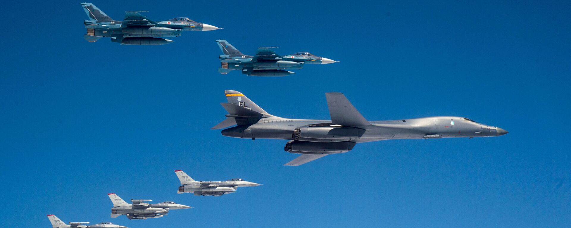 A U.S. Air Force B-1 Lancer from Ellsworth Air Force Base, South Dakota, and F-16 Fighting Falcons from Misawa Air Base, Japan, conducted bilateral joint training with Japan Air Self-Defense Force F-2s off the coast of Northern Japan, April 22, 2020. - Sputnik International, 1920, 23.11.2021
