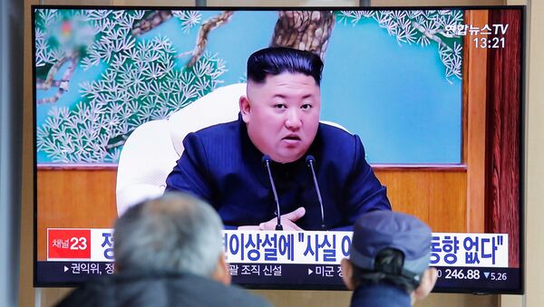 South Korean people watch a TV broadcasting a news report on North Korean leader Kim Jong Un in Seoul, South Korea, April 21, 2020 - Sputnik International