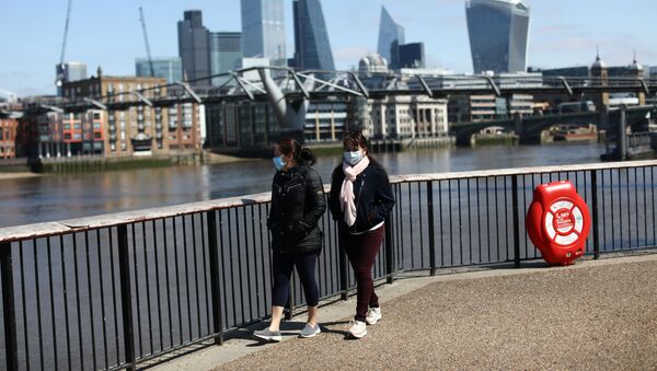 People are seen walking along the South Bank, as the spread of the coronavirus disease (COVID-19) continues, in London, Britain, April 25, 2020. REUTERS/Simon Dawson - Sputnik International