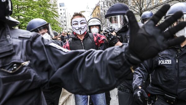 Berlin police broke up anti-lockdown demonstration of more than 1,000 people and arrested over 100 protesters for violation of coronavirus (COVID-19) restrictions, Berlin, Germany, 25.04.2020. - Sputnik International