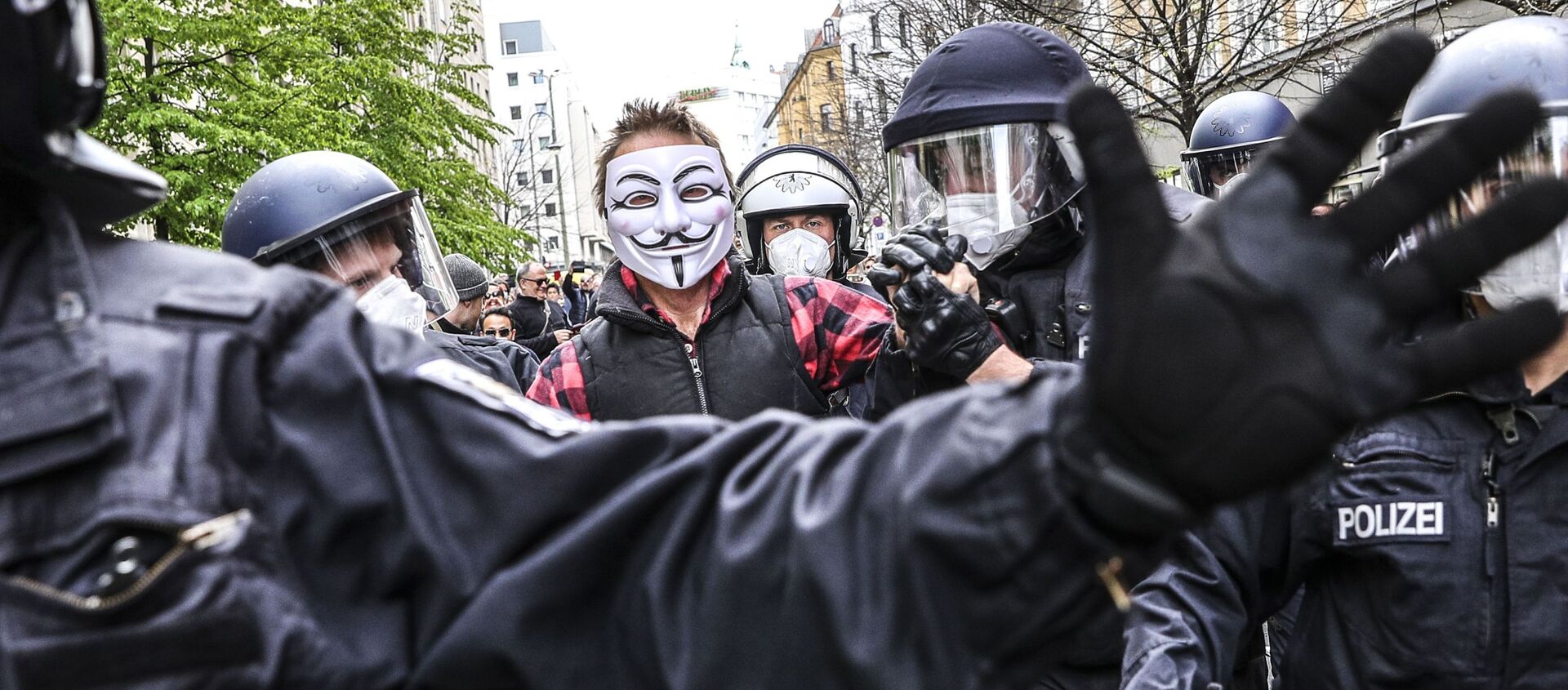 Berlin police broke up anti-lockdown demonstration of more than 1,000 people and arrested over 100 protesters for violation of coronavirus (COVID-19) restrictions, Berlin, Germany, 25.04.2020. - Sputnik International, 1920