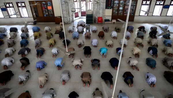 Мусульмане сохраняют дистанцию во время полуденной молитвы в целях профилактики коронавируса в мечети в Карачи - Sputnik International