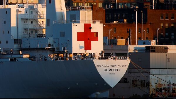 The USNS Comfort is docked at Pier 90 on Manhattan's West Side in the Hudson River, during the outbreak of the coronavirus disease (COVID-19) in New York City, as seen from Weehawken, New Jersey, U.S. April 22, 2020. - Sputnik International