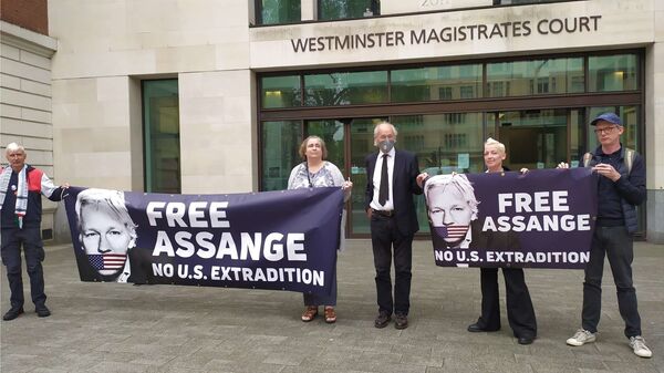 John Shipton, Julian Assange's Father and supporters  protest near the courthouse - Sputnik International
