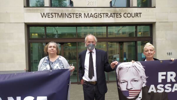 John Shipton and two supports of Julian Assange outside of Westminster Magistrates Court 27 April 2020 - Sputnik International