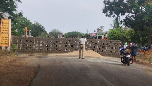 Tamil Nadu closed three routes to AndhraPradesh by building walls  - Sputnik International