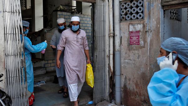 Men, who according to health and police officials had visited three Muslim missionary gatherings including in Nizamuddin area of New Delhi, wearing protective masks leave a mosque to board an ambulance that will take them to a quarantine facility amid concerns about the spread of coronavirus disease (COVID-19), in Ahmedabad, India, April 3, 2020. - Sputnik International