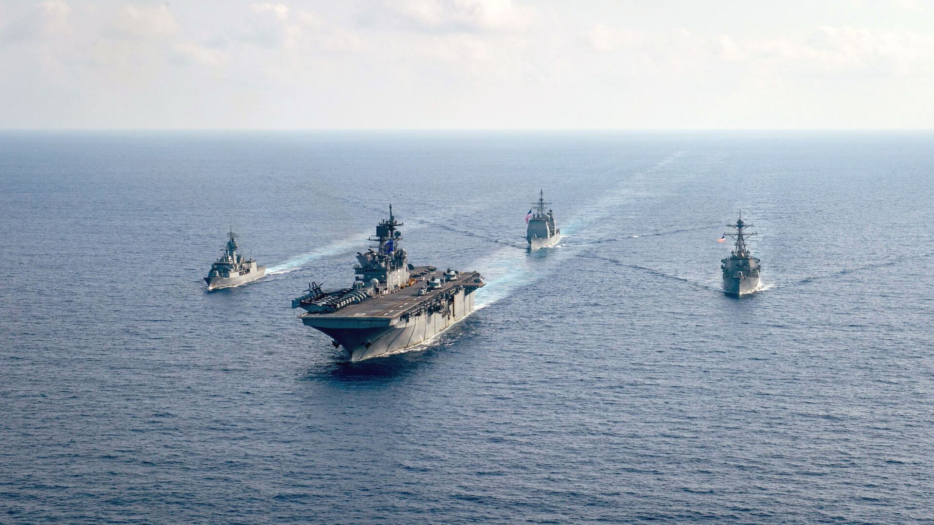 The Royal Australian Navy guided-missile frigate HMAS Parramatta (FFH 154), left, is underway with the U.S. Navy amphibious assault ship USS America (LHA 6), the Ticonderoga-class guided-missile cruiser USS Bunker Hill (CG 52) and the Arleigh-Burke-class guided-missile destroyer USS Barry (DDG 52). - Sputnik International, 1920, 13.09.2022