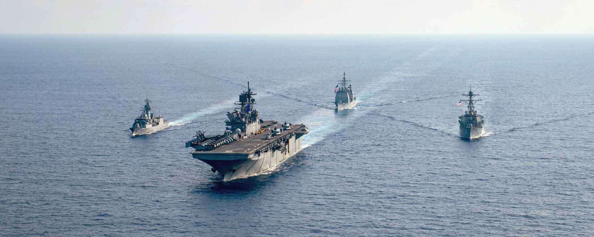The Royal Australian Navy guided-missile frigate HMAS Parramatta (FFH 154), left, is underway with the U.S. Navy amphibious assault ship USS America (LHA 6), the Ticonderoga-class guided-missile cruiser USS Bunker Hill (CG 52) and the Arleigh-Burke-class guided-missile destroyer USS Barry (DDG 52). - Sputnik International, 1920, 16.04.2021