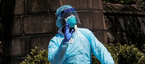 A healthcare worker greats people outside the Brooklyn Hospital Center, during the outbreak of coronavirus disease (COVID-19) in the Brooklyn borough of New York City, New York, U.S., April 28, 2020 - Sputnik International