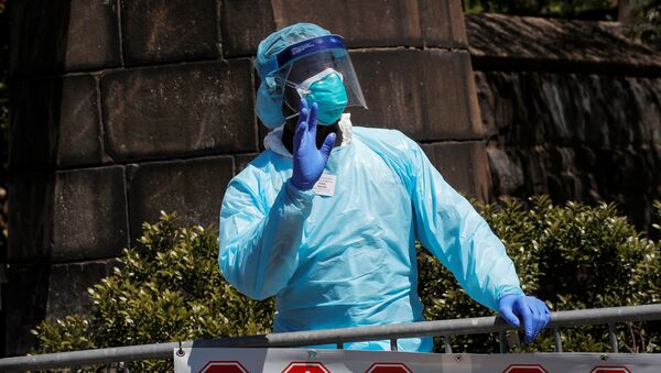 A healthcare worker greats people outside the Brooklyn Hospital Center, during the outbreak of coronavirus disease (COVID-19) in the Brooklyn borough of New York City, New York, U.S., April 28, 2020 - Sputnik International