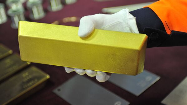 A worker holds a gold bar. - Sputnik International