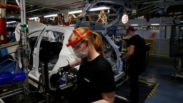 Employees wearing protective face masks work on the automobile assembly line at the Toyota Motor Manufacturing France plant as it resumes its operations after five weeks of closure during a lockdown amid the coronavirus disease (COVID-19) outbreak, in Onnaing, France, April 23, 2020 - Sputnik International