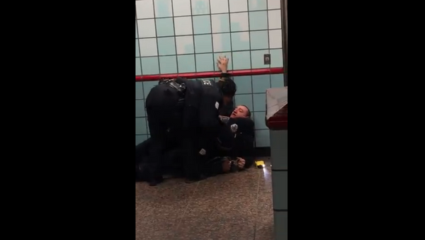 Ariel Roman, seen struggling with Chicago police officers during a February 28 incident - Sputnik International