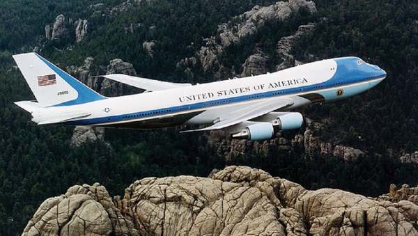 Air Force One, the typical air transport of the President of the United States of America, flying over Mount Rushmore. - Sputnik International
