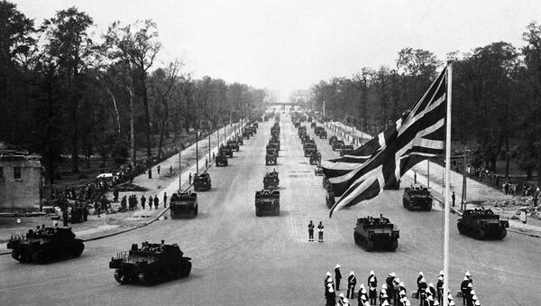 British tanks and troops parade through the centre of Berlin after Germany surrendered in 1945 - Sputnik International