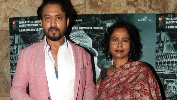 Indian Bollywood actor Irrfan Khan with his wife Sutapa Sikdar attend a screening of Hindi film 'Madaari' in Mumbai on July 20, 2016 - Sputnik International