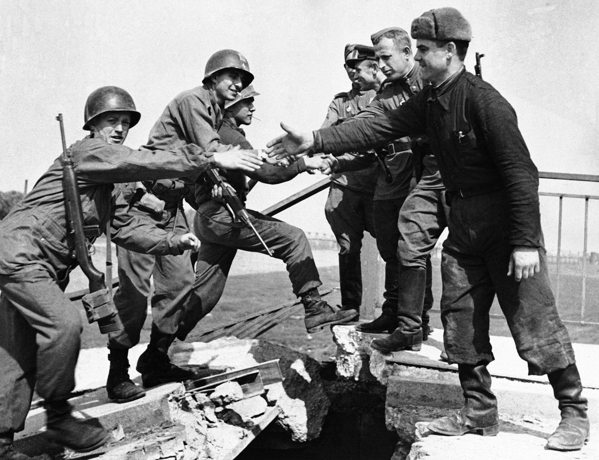 US and Soviet troops shaking hands after meeting up at Torgau on the Elbe river in Germany on 26 April 1945 - Sputnik International, 1920, 10.05.2022