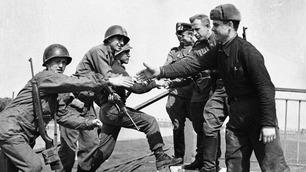 US and Soviet troops shaking hands after meeting up at Torgau on the Elbe river in Germany on 26 April 1945 - Sputnik International