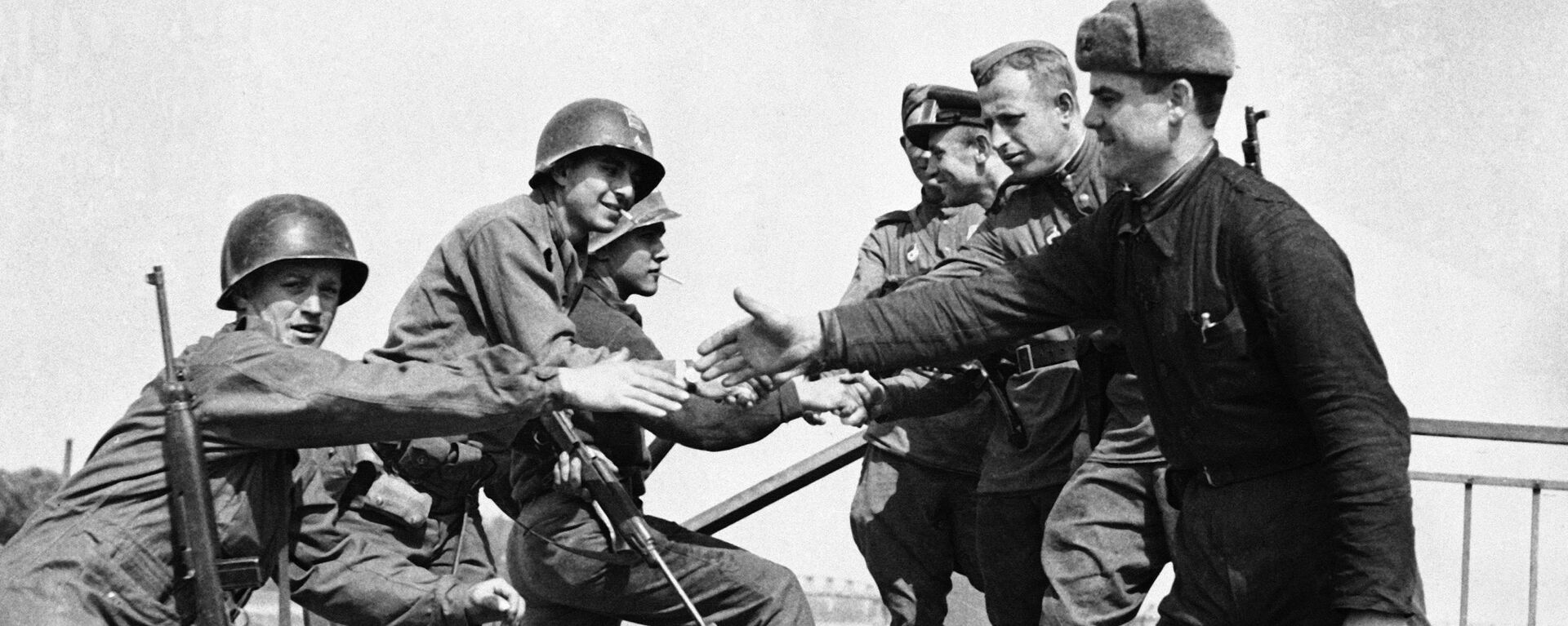 US and Soviet troops shaking hands after meeting up at Torgau on the Elbe river in Germany on 26 April 1945 - Sputnik International, 1920, 09.05.2023