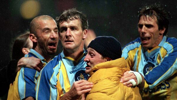 Chelsea's Mark Hughes is mobbed by player-manager Gianluca Vialli, Gianfranco Zola and a supporter - Sputnik International