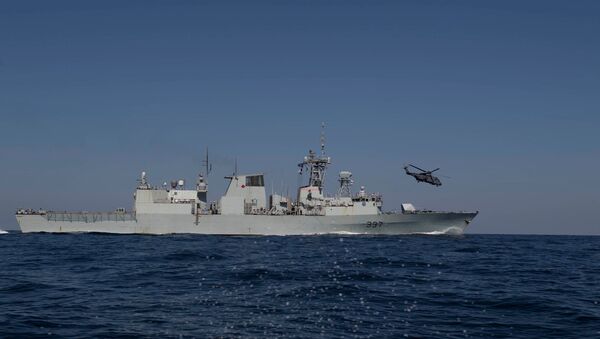 HMCS Fredericton and a helicopter - Sputnik International