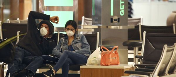 Two passengers at Phoenix Sky Harbor International Airport Two passengers at Phoenix Sky Harbor International Airport - Sputnik International