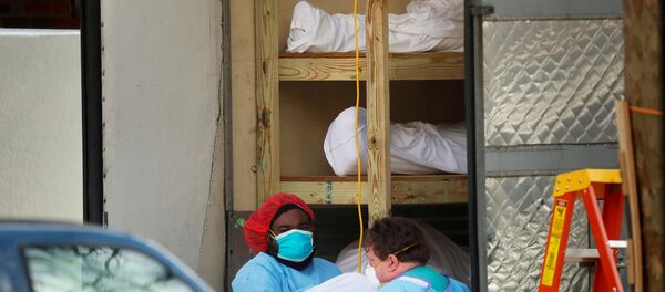 Healthcare workers transfer the body of a deceased person onto a stretcher at Kingsbrook Jewish Medical Center during the outbreak of the coronavirus disease (COVID19) in the Brooklyn borough of New York, U.S., April 8, 2020 - Sputnik International