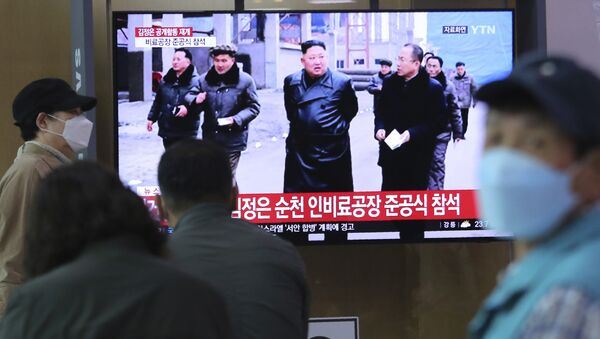 People watch a TV showing a file image of North Korean leader Kim Jong Un during a news program at the Seoul Railway Station in Seoul, South Korea, Saturday, May 2, 2020. Kim made his first public appearance in several weeks as he celebrated the completion of a fertilizer factory near Pyongyang, state media said Saturday, ending an absence that had triggered global rumors that he was seriously ill. The sign reads: Kim Jong Un attended a ceremony marking the completion of a fertilizer factory. - Sputnik International