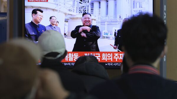 People watch a TV showing an image of North Korean leader Kim Jong Un during a news program at the Seoul Railway Station in Seoul, South Korea, Saturday, 2 May 2020. Kim made his first public appearance in 20 days as he celebrated the completion of a fertilizer factory near Pyongyang. - Sputnik International