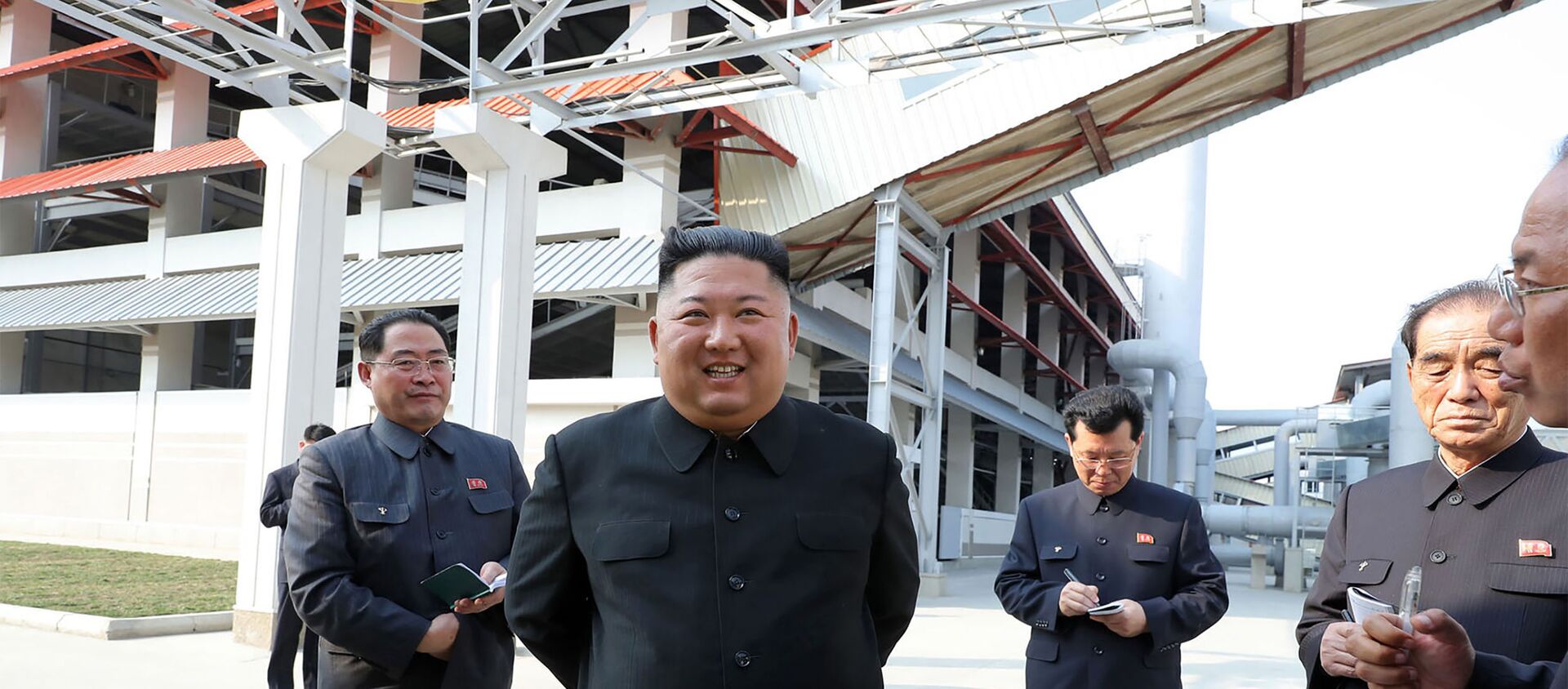 This picture taken on May 1, 2020 and released from North Korea's official Korean Central News Agency (KCNA) on May 2, 2020 shows North Korean leader Kim Jong Un (2nd L) visiting the completed Suchon phosphate fertilizer factory in South Pyongan Province, North Korea.  - Sputnik International, 1920, 03.05.2020