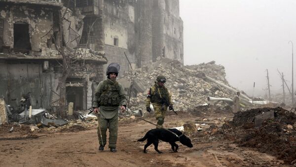 Russian sappers looking for mines in a street in Aleppo - Sputnik International