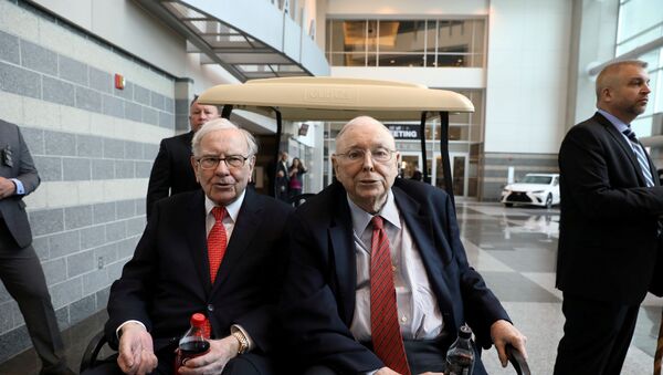 Berkshire Hathaway Chairman Warren Buffett (left) and Vice Chairman Charlie Munger are seen at the annual Berkshire shareholder shopping day in Omaha, Nebraska, U.S., May 3, 2019 - Sputnik International