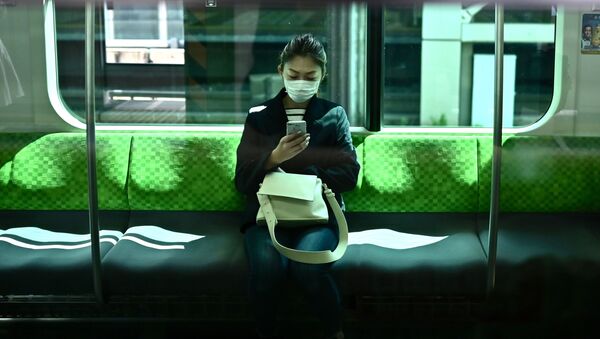 A woman with a phone in Tokyo - Sputnik International