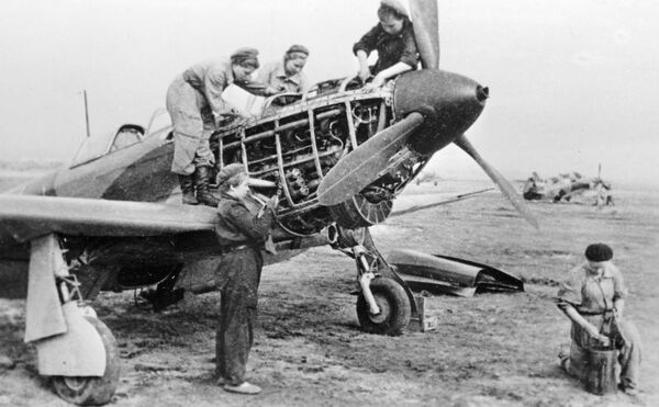 Technicians of the 586th Fighter Aviation Regiment check a plane before a flight on 30 September 1943 - Sputnik International