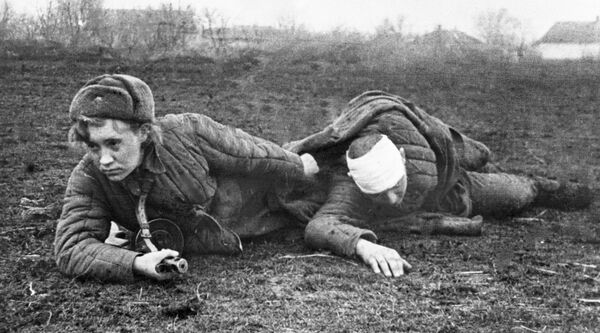 Nurse Valya Gribkova evacuates a wounded soldier from the battlefield on 31 October 1944 - Sputnik International