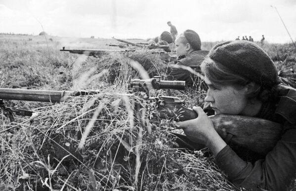 Sniper Lyuba Makarova during a gathering of snipers on the Kalinin Front on 30 June 1943 - Sputnik International