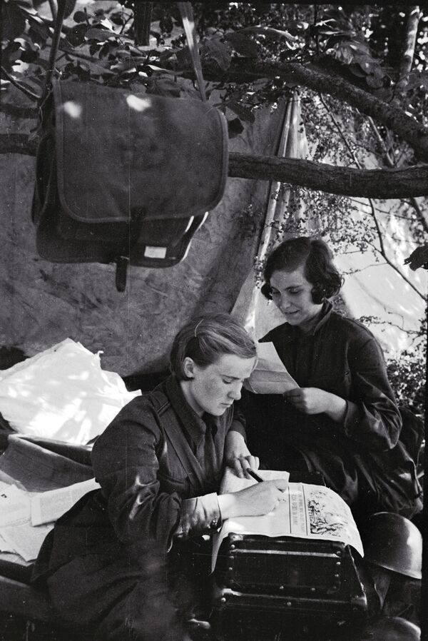 Female soldiers write a news bulletin on 31 August 1941 - Sputnik International