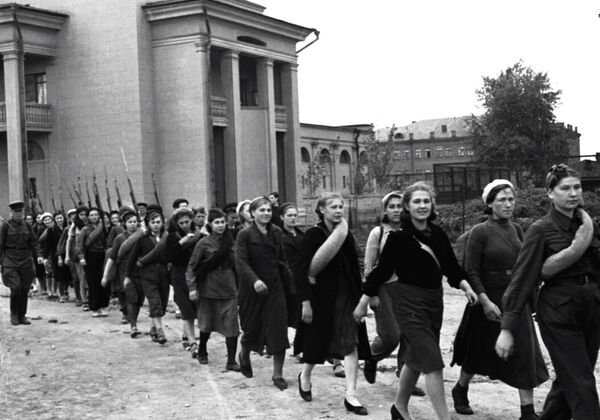 Female participants of the compulsory military training program walk along a street in Moscow on 31 August 1941 - Sputnik International